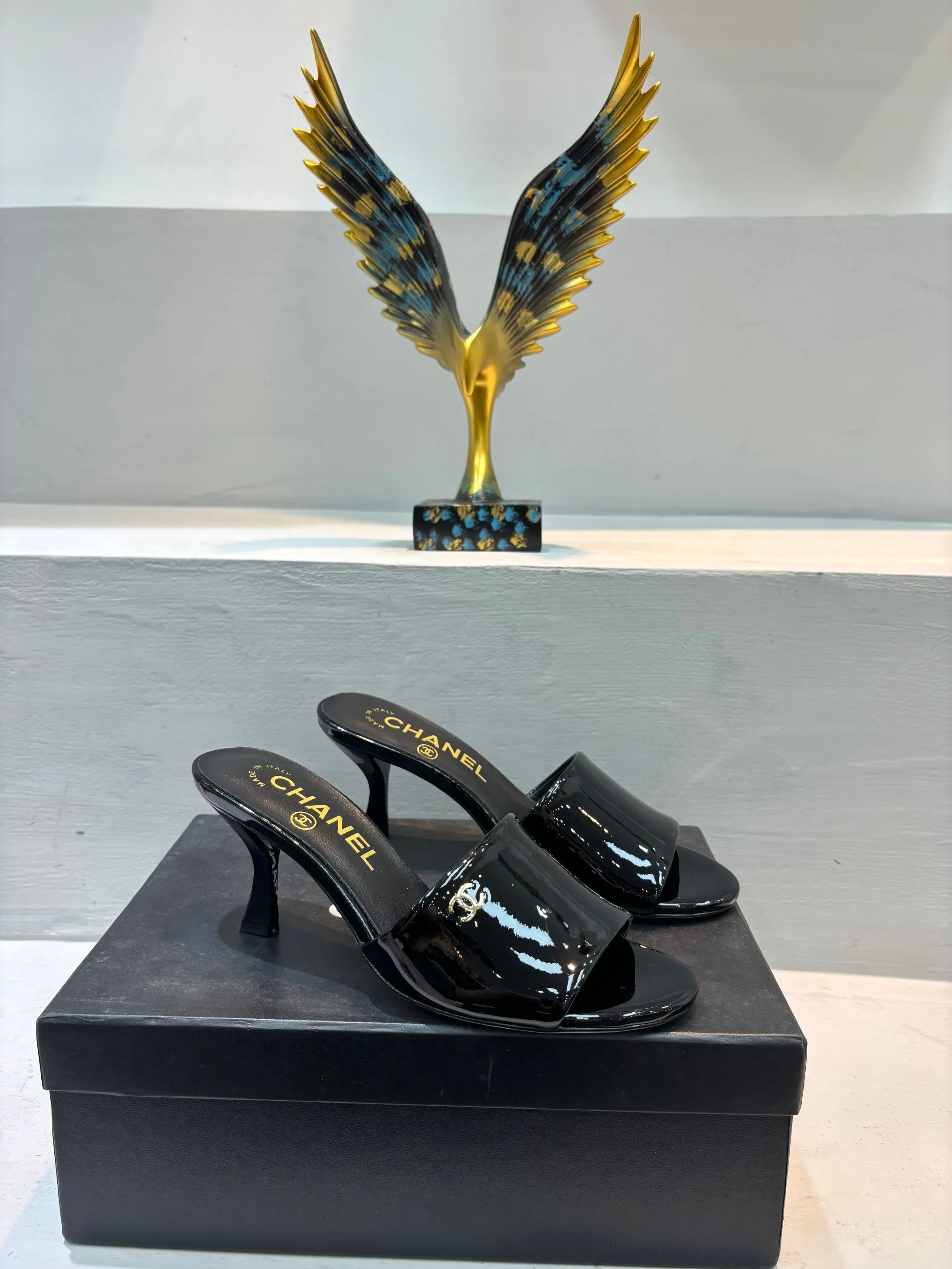 👟👟Ex-factory price 520👟👟 🌲🌲🌲 Chanel's new slippers for early summer, the same style is used by major fashion bloggers and celebrities, they are so beautiful! The upper is made of imported glossy patent leather and the lining is made of sheepskin. Original leather outsole, heel height 5cm. Size: 35-41 (custom-made 40 and 41 non-refundable)